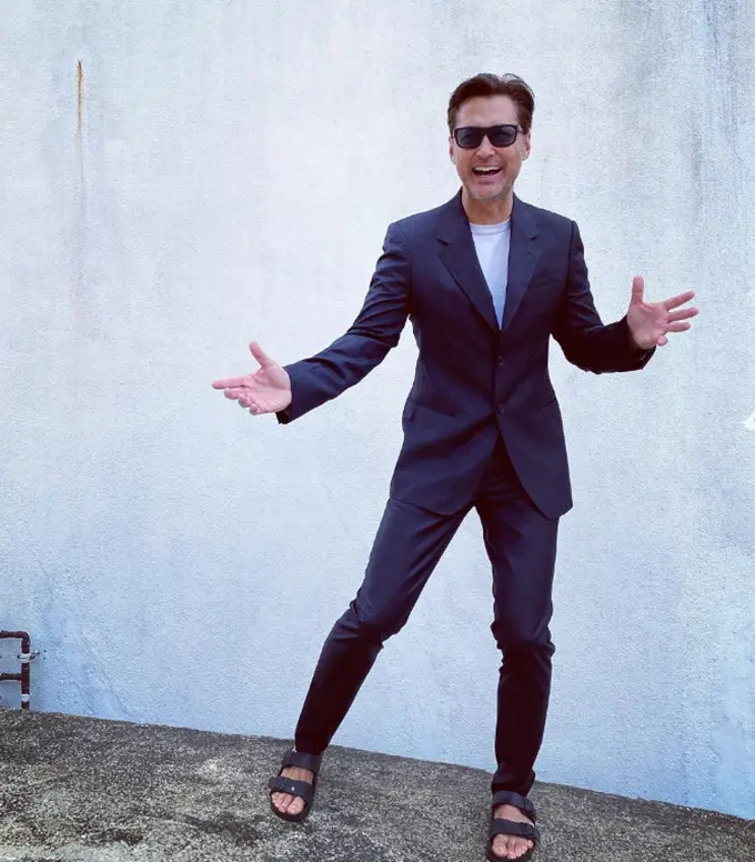 大哥肚腩抢镜三弟满头白发,二哥仍有型_王盛德_视频_社交