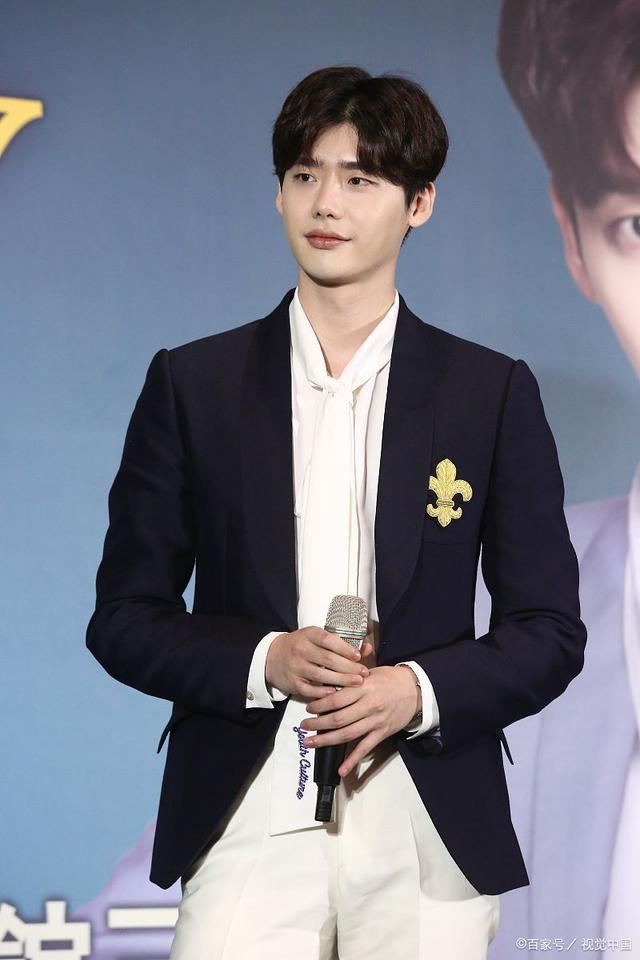 都会爆出一对情侣的d社在今年爆出的情侣竟然是韩国不老男神"李钟硕"