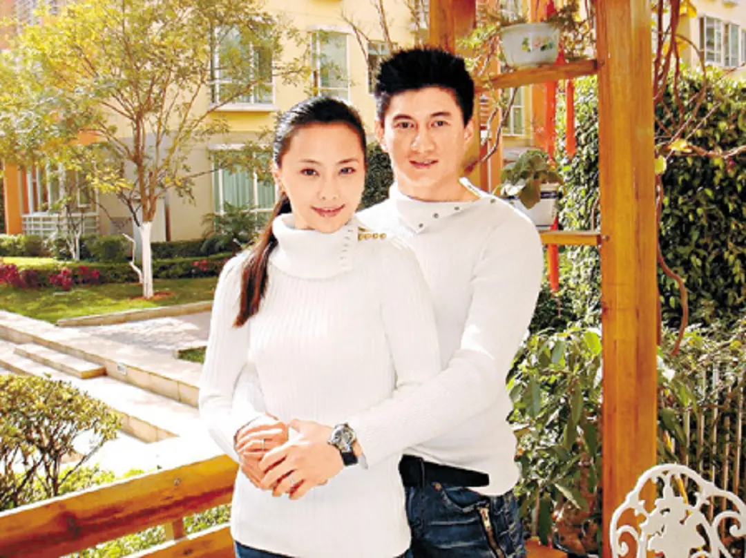 原创马雅舒晒出新视频肤色白净看不出年龄和外国老公婚姻美满