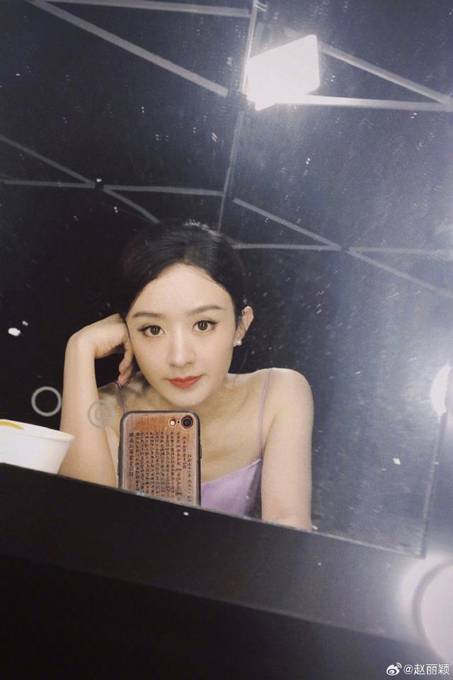 8月10日晚,演员赵丽颖在微博分享两张自拍图,并附言:"o.o ".