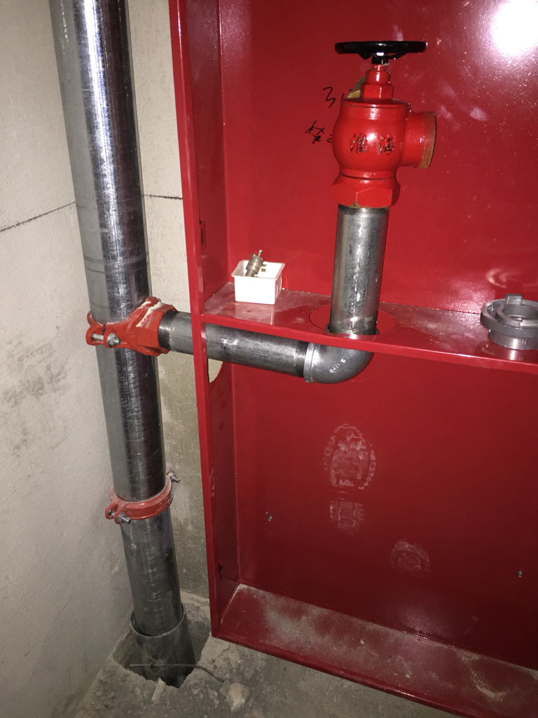 在同一面墙上,消防立管是dn100的,消火栓箱是16公分厚度,如图,安装支