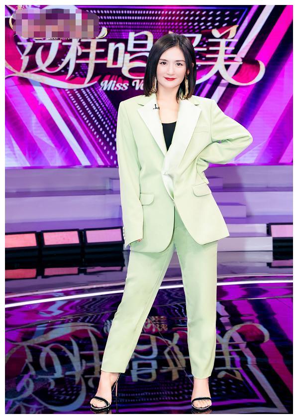 修身的这件西装很好地修饰了她的身体线条,搭配了一双高跟鞋,这次