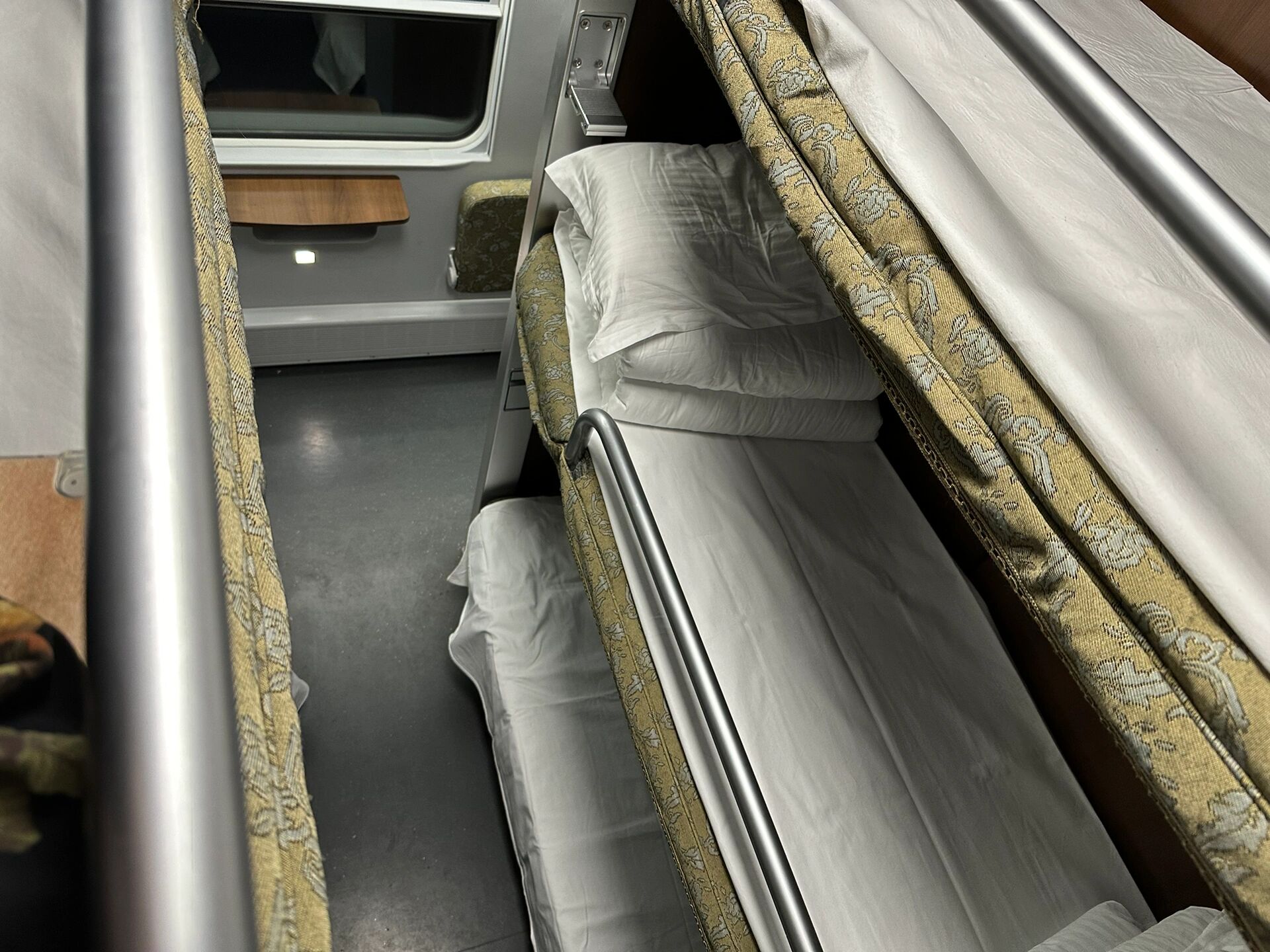 d709北京南-上海二等卧 高铁的硬装,绿皮的软装 行李架不在座位上面了