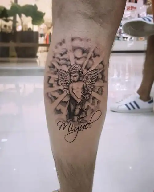 小腿天使字母黑灰纹身图案